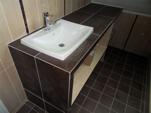 La salle d’eau avec son meuble carrelé