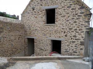 Après la rénovation d’une maison ancienne avec création d’ouvertures et réalisation des joints à la chaux