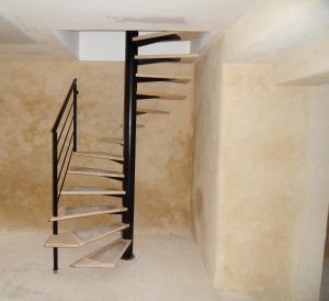 Intérieur de la maison avec les murs réalisée avec un enduit à la chaux et au chanvre