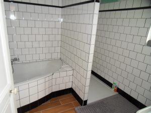 Après l’aménagement de la salle de bain avec une baignoire d’angle et une douche à l'italienne