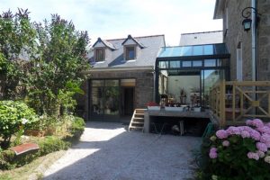 Transformation d’un garage en studio avec création d’une toiture avec deux lucarnes. Création d’un véranda chauffée pour relier le studio à la maison